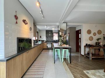 Casa · 203m² · 4 Quartos · 4 Vagas · Casa com 4 dormitórios no bairro Sambaqui