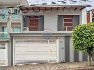 Casa · 270m² · 3 Quartos · 3 Vagas · Sobrado de 270m²  com 3 dormitórios sendo 1 suíte e 3 vagas de garagem.