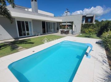 Casa · 210m² · 3 Quartos · 2 Vagas · Linda residencia com 3 suítes e piscina privativa com linda vista no Reserva das águas em Torres