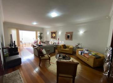 Casa · 402m² · 3 Quartos · 4 Vagas · Casa residencial com 3 quartos sendo 1 suíte disponível para locação no Bairro Jardim Karaiba em Ube