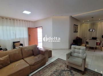 Casa · 250m² · 3 Quartos · 2 Vagas · Casa com 3 quartos sendo 1 suíte  disponível para venda no bairro Jardim Patrícia em Uberlândia MG