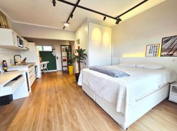 p7xcvew2otdizmnjmge2zjni_md · Apartamento sala living À VENDA no centro de São Vicente.