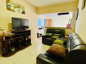 7a1267f3dd6c96d4b7b19a1a1f0fb6ab0b3a125b · Casa com ampla garagem coberta para 4 carros, no bairro Jardim do Alvinópolis!