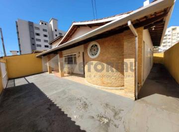 Casa de 3 quartos, Caraguatatuba · Casa com 250 m² e 3 quartos à venda em Indaiá