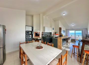 Apartamento · 204m² · 4 Quartos · 2 Vagas · Linda cobertura à beira mar!