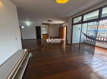 Comercial · 305m² · 4 Quartos · 2 Vagas · Casa comercial com acessibilidade total, disponível para locação no bairro Tabajaras em Uberlândia-M