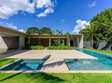 Casa · 780m² · 5 Quartos · Uma casa que não começou com paredes. Começou com uma árvore.
