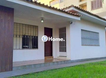 Casa · 208m² · 4 Quartos · 4 Vagas · Casa com 4 quartos, 4 vagas e amplo pátio no Bairro Jardim Lindóia