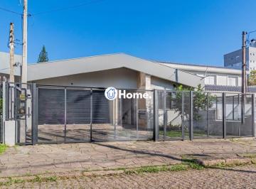 Casa · 255m² · 3 Quartos · 4 Vagas · Casa com 3 quartos, 4 vagas e pátio no Bairro Jardim Lindóia.