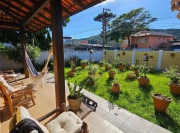 ca692a3e6e252a7a5a1e9dd6348281cacc9f2e75 · Casa com 4 quartos à venda na Barra da Lagoa, em Florianópolis/SC.