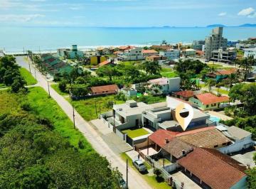 Casa · 112m² · 2 Quartos · 2 Vagas · Casa no Volta ao Mundo a 200 metros da Praia em Itapoá-SC