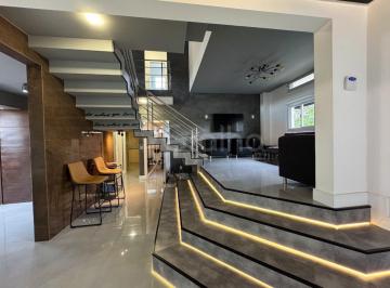 1 · Casa Residencial com 4 quartos sendo 3 suítes, com 237,15m² em Jurerê, Florianópolis.