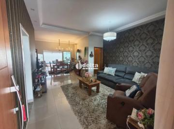 Casa · 456m² · 3 Quartos · 6 Vagas · Casa em condomínio com 3 suítes disponível para locação e venda no bairro Nova Uberlândia em Uberlân
