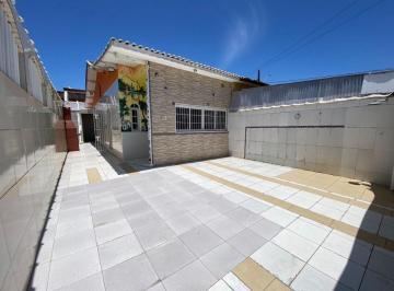 Casa de 2 quartos, Itanhaém · Casa à 100m do mar com 2 quartos e churrasqueira em Itanhaém.