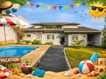 Casa de 4 quartos, Curitiba · Casa à Venda em Santa Felicidade com Piscina, Quintal Amplo, Churrasqueira e 4 Quartos