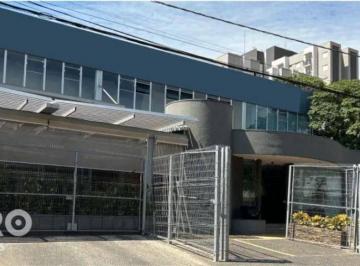 2c7a4f35ecc8317b314bf1282d199d4747a06339 · Loja com ampla área de depósito