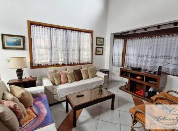 Casa · 193m² · 5 Quartos · 3 Vagas · Sobrado em Itaguá, Ubatuba/SP de 193m² 5 quartos à venda por R$ 1.700.000,00
