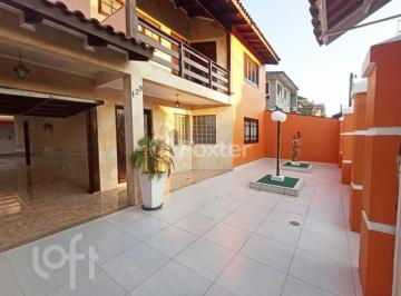 9ab7fb76 · Casa, 3 dormitórios, 249.21 m², em Centro