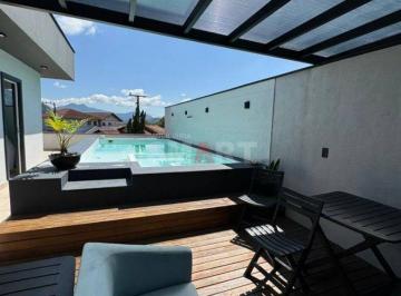 Casa · 240m² · 3 Quartos · 3 Vagas · Casa com Piscina no Terraço e Ampla Área Externa no Bairro Ilha da Figueira