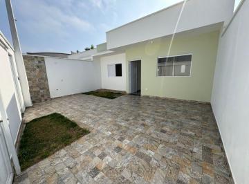 Casa de 3 quartos, Peruíbe · Casa com 3 quartos e espaço para piscina em Peruíbe.