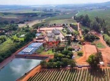 Vista aérea do núcleo habitacional da fazenda, mostrando casas sede confortáveis e moradias para colonos em meio à área produtiva. · Fazenda de Café Irrigada: 475ha em Boa Esperança e Ilicínea