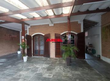 Casa · 240m² · 3 Quartos · 3 Vagas · Sobrado com 3 quartos, suíte, edícula com entrada independente, próximo ao Shopping Oriente!