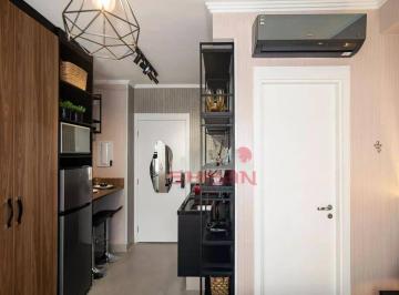 477cfc0e6d83177398792207269904ef41bb7d40 · Studio totalmente mobiliado com armários moderno e internet instalado