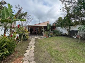 Casa de 1 quarto, Peruíbe · Casa com área gourmet e jardm em Peruíbe.