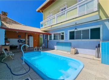 Casa · 250m² · 4 Quartos · 4 Vagas · Sobrado Aconchegante em Peruíbe: Espaço e Conforto!