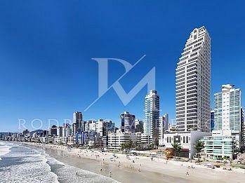 cna_gran_fachada_739_pf_b_logo-1770732160337.jpg · Apartamentos ultra luxo frente mar em Meia Praia, Itapema