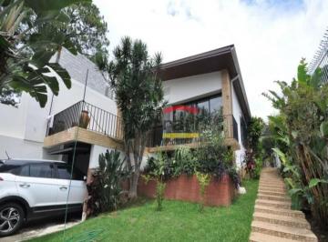 Casa · 500m² · 3 Quartos · 4 Vagas · Casa Espaçosa à Venda em Rua Tranquila de São Paulo - 320m² de Terreno
