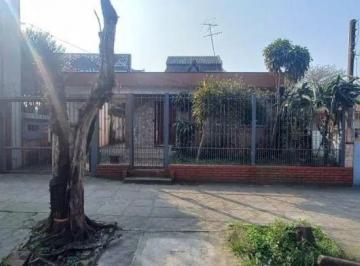 Casa · 79m² · 3 Quartos · 2 Vagas · Casa para alugar na Av. Alberto Pasqualini com pátio compartilhado – 3 dormitórios, 2 vagas, ótima l