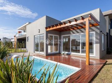 Casa · 215m² · 3 Quartos · 2 Vagas · Linda casa com 3 suítes e amplo living com pé direito duplo no Reserva das águas em Torres