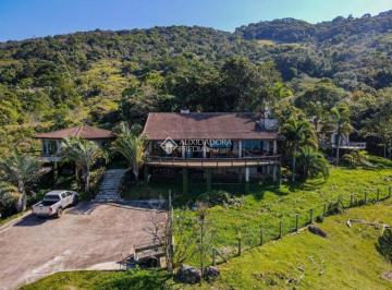 Casa · 250m² · 3 Quartos · Casa com 3 quartos em meio a natureza