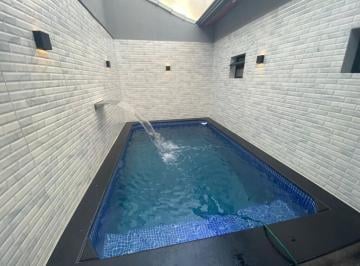 Casa · 94m² · 3 Quartos · 2 Vagas · Excelente casa reformada de 03 dormitórios, sendo 01 suíte, 02 vagas de garagem e piscina aquecida. 