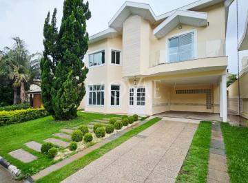 Casa · 350m² · 4 Quartos · 3 Vagas · Elegância e conforto em meio ao verde
