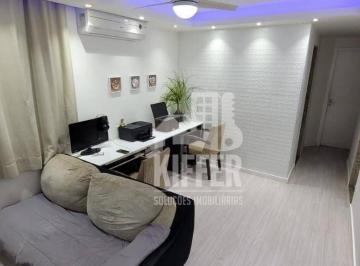 Sala confortável, bem iluminada e arejada · Casa Térrea à Venda no Condomínio Marquês de Maricá | Lazer Completo | Em Frente ao Guanabara – São 