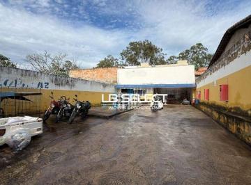 7e12d85edf832d4262e4a308f667193ff916ce7a · Imóvel comercial com 250 metros quadrados.