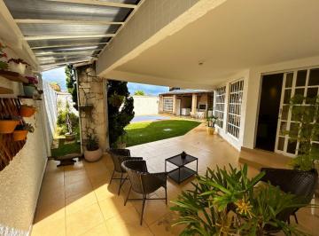 Casa de 4 quartos, Brasília · Casa com sala ampla integrada a área de lazer, aconchegante, funcional, escriturada! 61991246747
