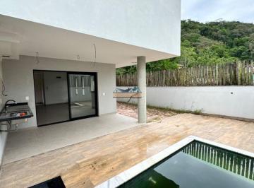 Casa de 4 quartos, São Sebastião · Casa de 3 suítes há poucos passos do mar