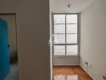 Apartamento · 32m² · 1 Quarto · Vendo Flat Reformado no Catete – Zona Sul | 32m²