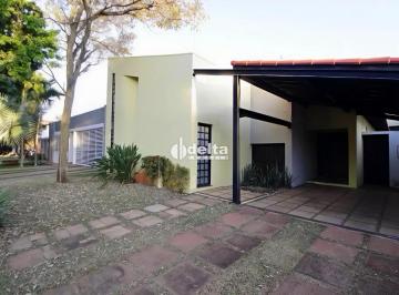 Casa · 300m² · 4 Quartos · 2 Vagas · Casa comercial e residencial com 4 quartos sendo 2 suítes, disponível para locação no bairro Jardim