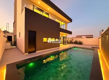 Casa · 421m² · 3 Quartos · 4 Vagas · Casa em condomínio com 3 suítes disponível para venda no bairro Jardim Botânico em Uberlândia-MG