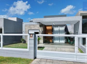 Casa · 136m² · 3 Quartos · 2 Vagas · Casa com piscina em Capão da Canoa