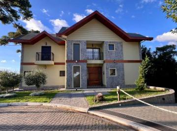Casa de 4 quartos, Campos do Jordão · Refúgio Sofisticado com Vista Espetacular no Condomínio Villagio Baronesa em Campos do Jordão