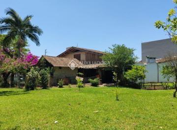 Casa · 250m² · 4 Quartos · 2 Vagas · Casa com estilo rústico e fundos para o Parque do Madrid