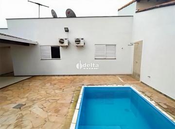 Casa · 250m² · 3 Quartos · 4 Vagas · Casa condomínio com 3 quartos sendo 1 suíte, disponível para locação no bairro Jardim Holanda em Ube