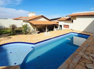 Casa · 344m² · 4 Quartos · 3 Vagas · Casa com quintal e piscina no Centro - Alfenas/MG