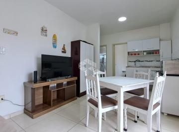 Apartamento · 41m² · 2 Quartos · 2 Vagas · Casa à Venda em Canasvieiras com Dois Pavimentos, a 400 Metros da Praia, Mobiliada, com Sacadas e Es