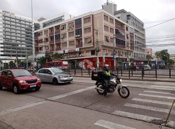 Apartamento · 66m² · 2 Quartos · Apartamento com um lance de escada, 2 quartos muito bem localizado ao lado do Boubon Shopping.